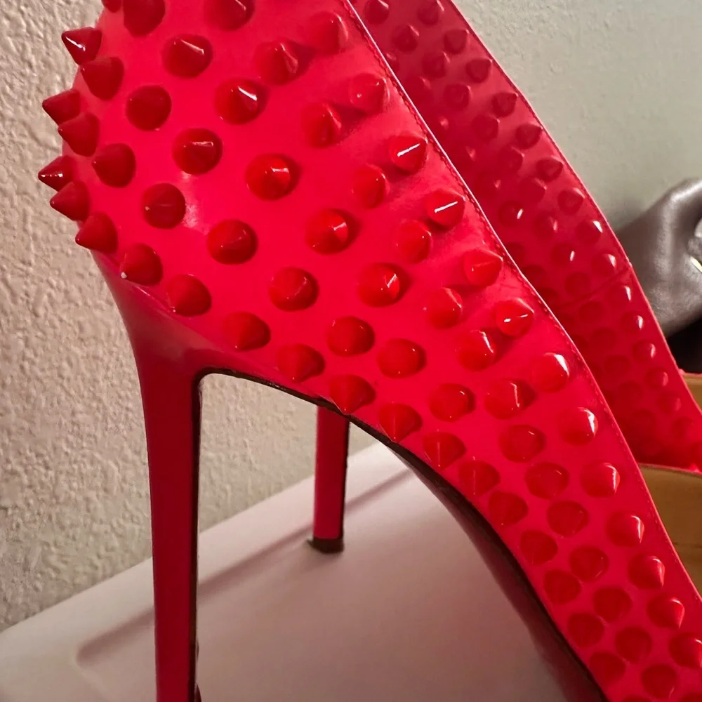 Christian Louboutin - Picture 3 of 8